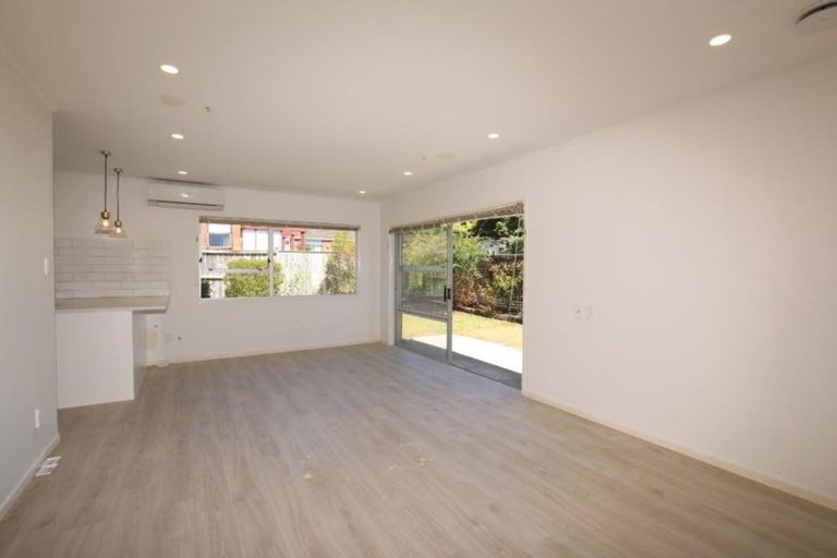 Photo of property in 3/5 Tobruk Crescent, Milford, Auckland, 0620