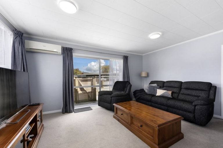 Photo of property in 5b Sequoia Place, Maoribank, Upper Hutt, 5018