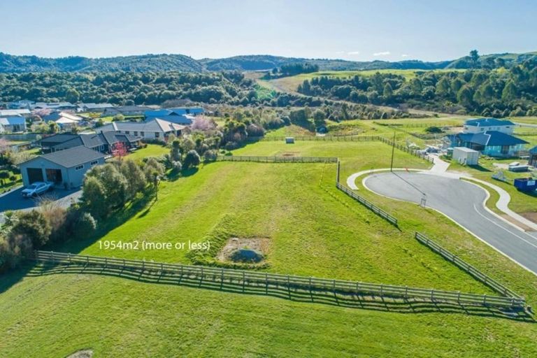 Photo of property in 7 Pukatea Lane, Kinloch, Taupo, 3377