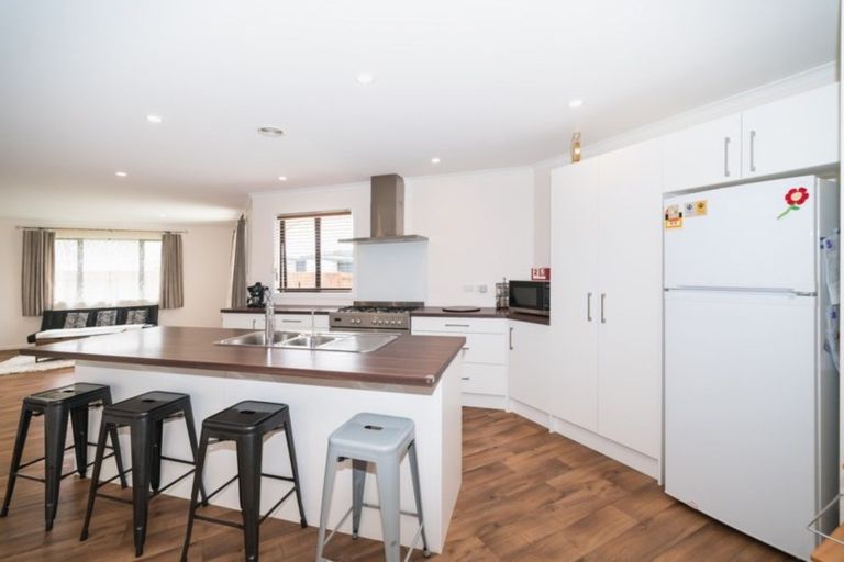 Photo of property in 134 Johnstone Drive, Fitzherbert, Palmerston North, 4410