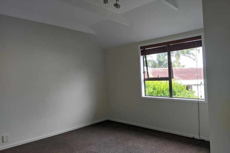 Photo of property in 2/18 Manuka Road, Glenfield, Auckland, 0629