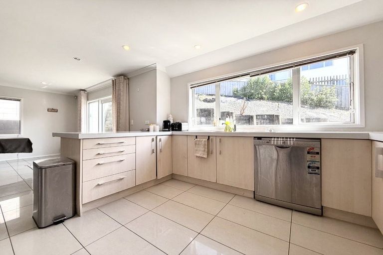 Photo of property in 17 Tamworth Crescent, Newlands, Wellington, 6037