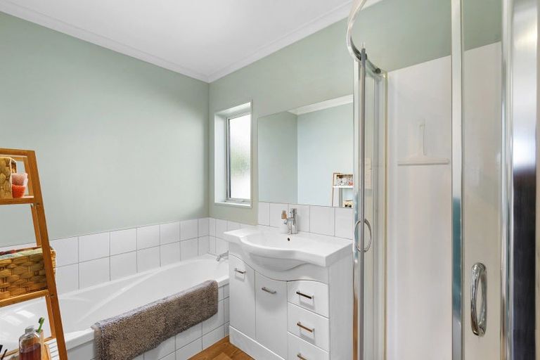 Photo of property in 8/16 Black Rock Road, Newlands, Wellington, 6037