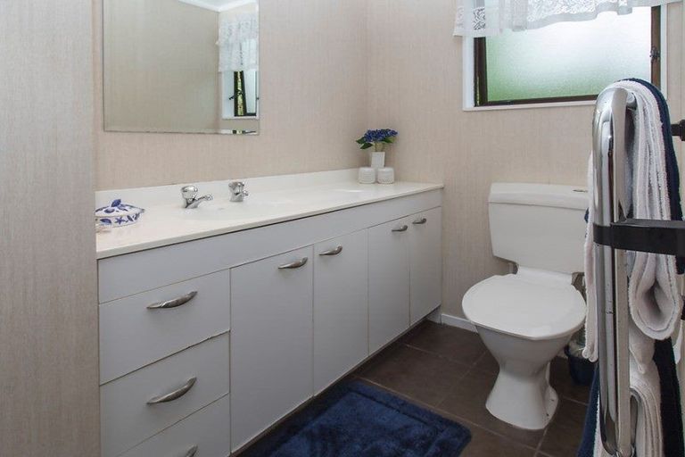 Photo of property in 9 Woodview Rise, Botany Downs, Auckland, 2010