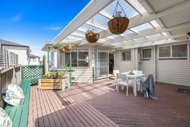 Photo of property in 10 Borrowdace Avenue, Botany Downs, Auckland, 2010