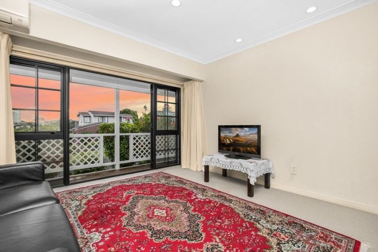 Photo of property in 8 Banksia Place, Goodwood Heights, Auckland, 2105