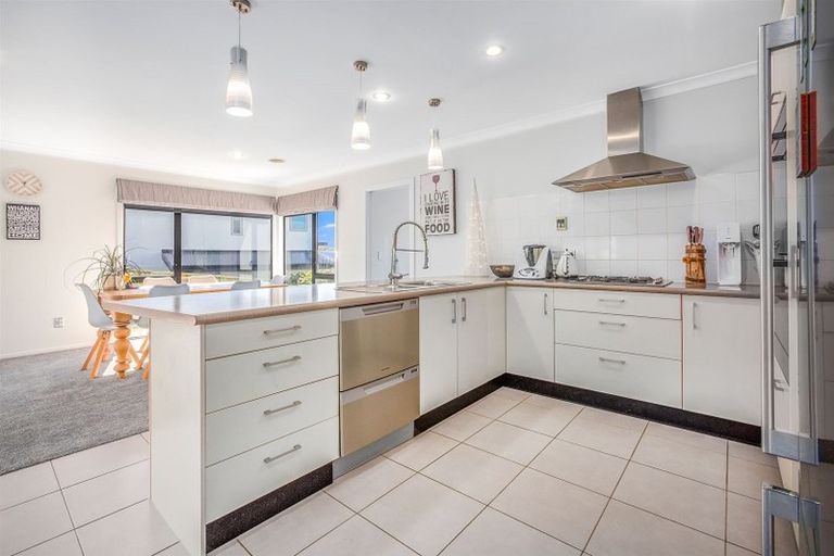 Photo of property in 16 Tongariro Drive, Aotea, Porirua, 5024