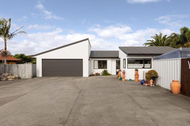 Photo of property in 76 Dalton Drive, Papamoa Beach, Papamoa, 3118