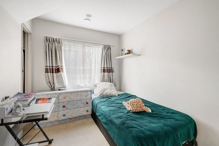 Photo of property in 1/21 Jumento Place, Unsworth Heights, Auckland, 0632