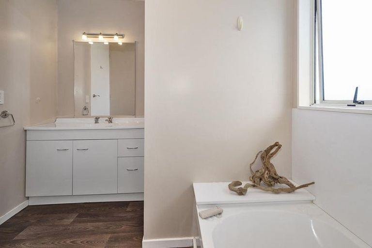 Photo of property in 62 Maywood Crescent, Glen Eden, Auckland, 0602