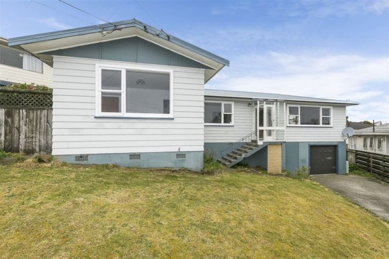 Photo of property in 25 Brooker Grove, Newlands, Wellington, 6037