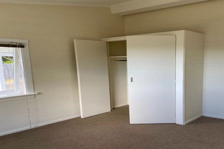 Photo of property in 41 Hobsonville Road, West Harbour, Auckland, 0618