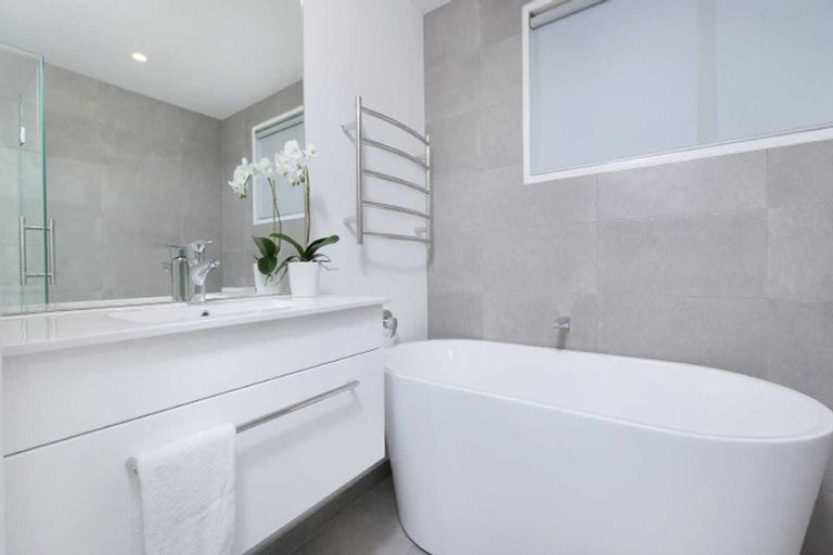 Photo of property in 72 Aikmans Road, Merivale, Christchurch, 8014