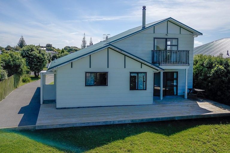 Photo of property in 13 Reeves Street, Waikanae Beach, Waikanae, 5036