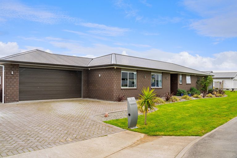 Photo of property in 1 Routhan Way, Carterton, 5713