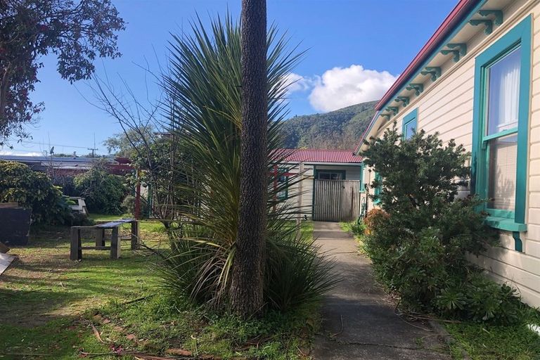 Photo of property in 24 Devon Street, Picton, 7220