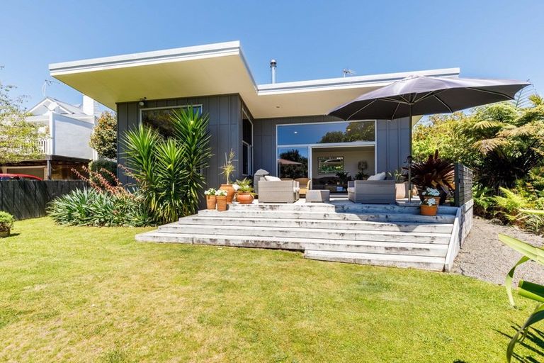 Photo of property in 59 Waiwaka Terrace, Strandon, New Plymouth, 4312