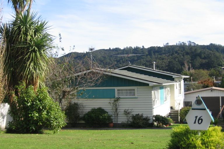 Photo of property in 16 Zeala Grove, Stokes Valley, Lower Hutt, 5019