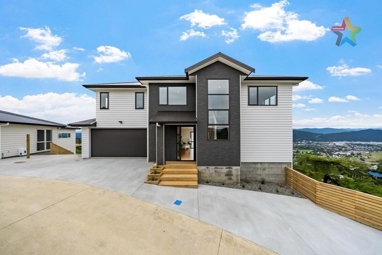 Photo of property in 8 Poto Road, Normandale, Lower Hutt, 5010