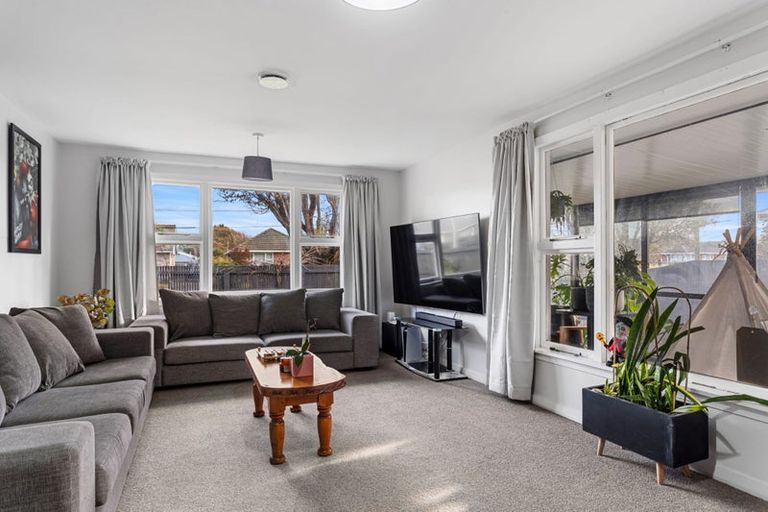 Photo of property in 8 Tenby Place, Avondale, Christchurch, 8061