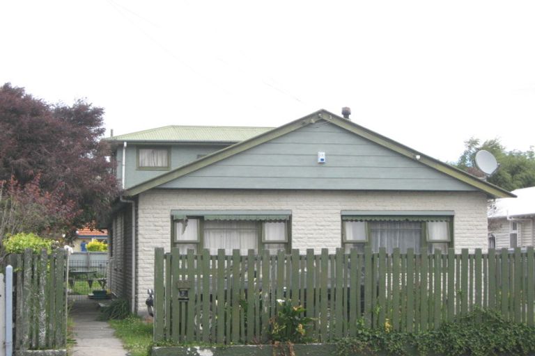 Photo of property in 72 Sandwich Road, Beckenham, Christchurch, 8023