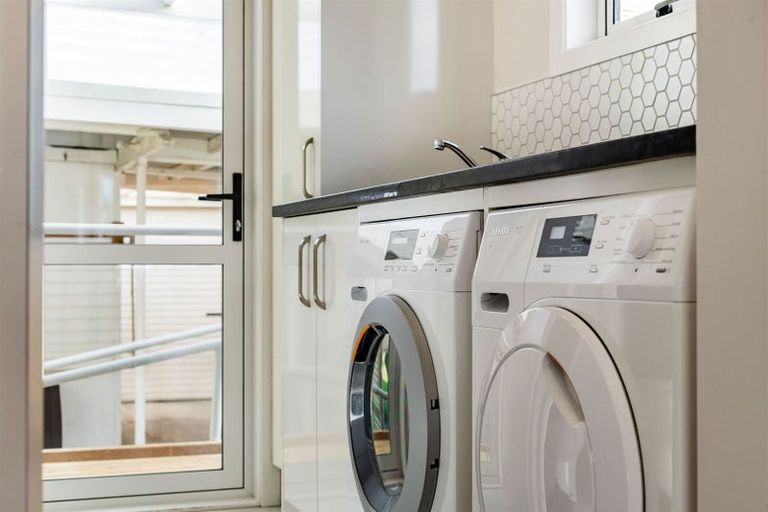 Photo of property in 4 Rixon Place, Te Atatu Peninsula, Auckland, 0610