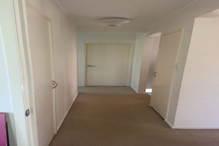 Photo of property in 1 Crown Hill Close, Forrest Hill, Auckland, 0620