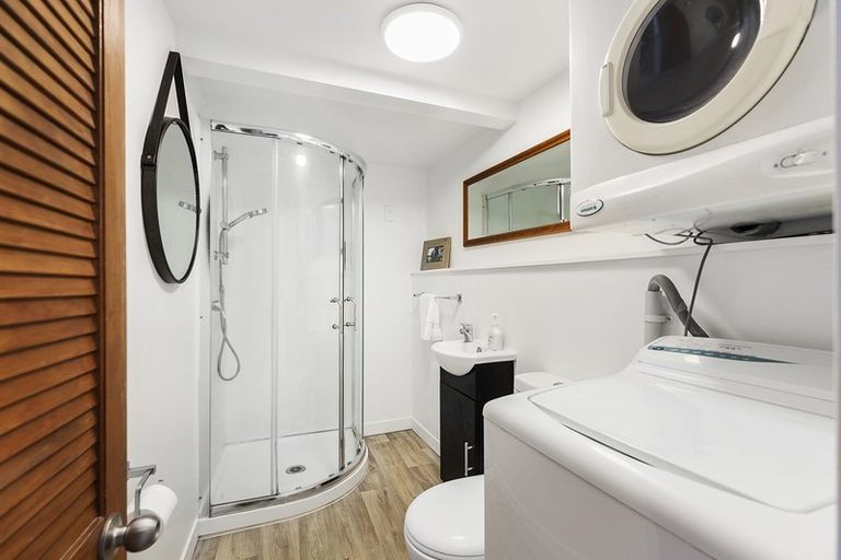 Photo of property in 282 Queens Drive, Lyall Bay, Wellington, 6022