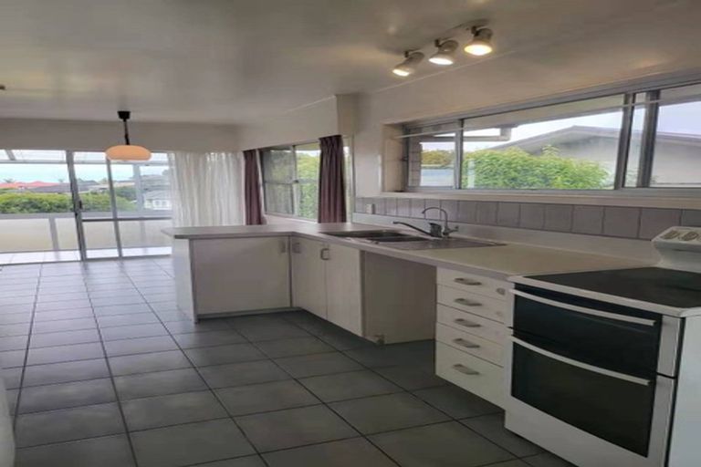 Photo of property in 832 East Coast Road, Oteha, Auckland, 0630