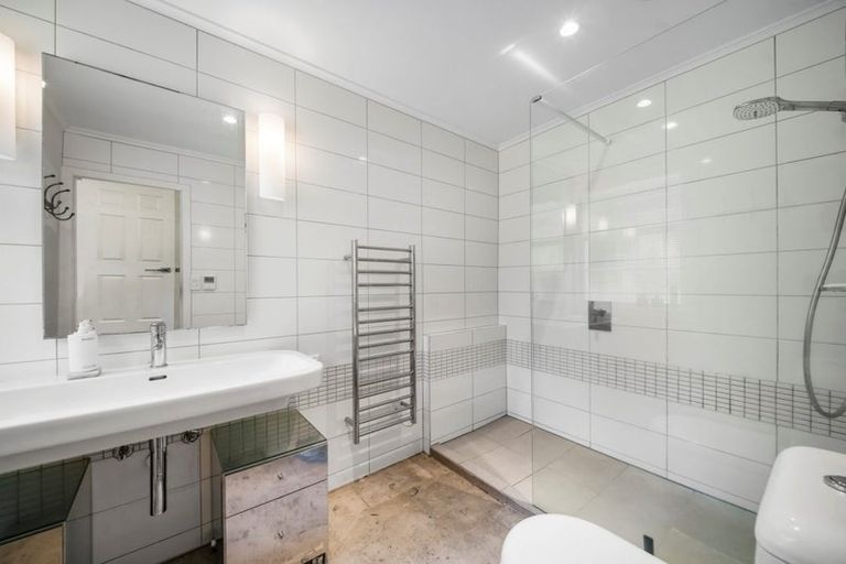 Photo of property in 21 Kopiko Road, Titirangi, Auckland, 0604