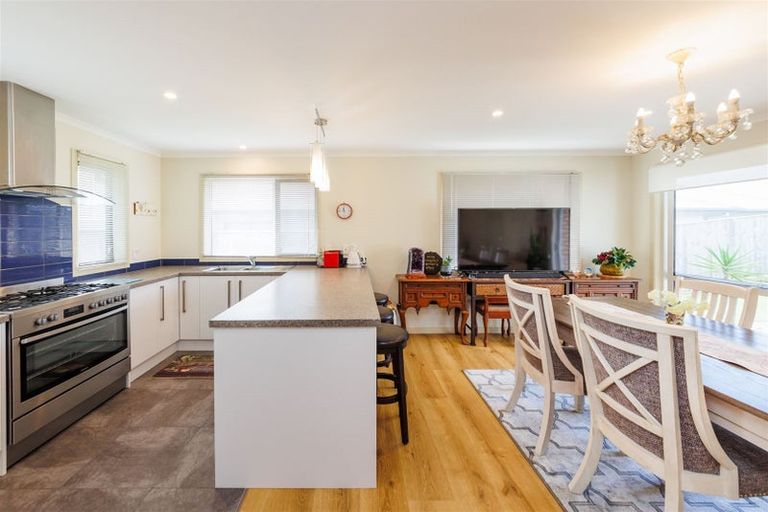 Photo of property in 14 Atlantic Drive, Fitzherbert, Palmerston North, 4410