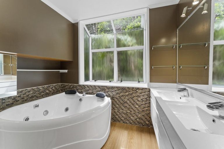 Photo of property in 15b Kakariki Grove, Waikanae, 5036