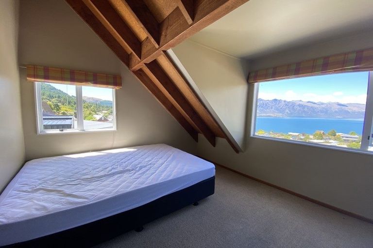 Photo of property in 32 Avalon Crescent, Fernhill, Queenstown, 9300