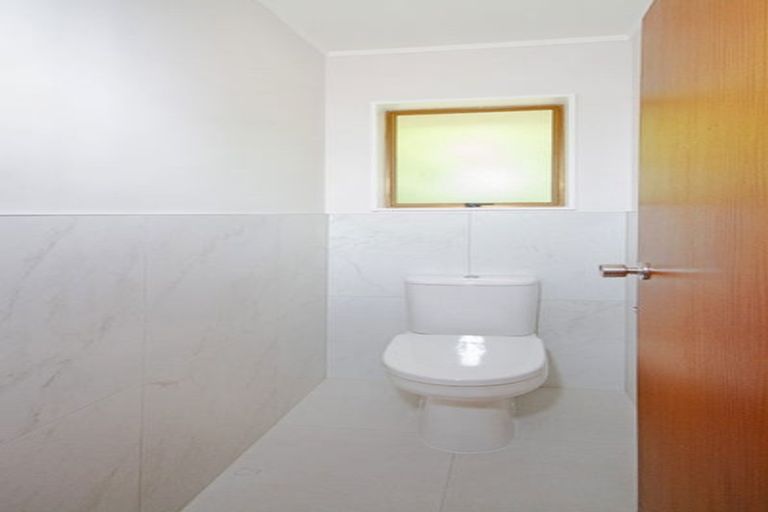 Photo of property in 1/2 Sylvan Avenue, Northcote, Auckland, 0627