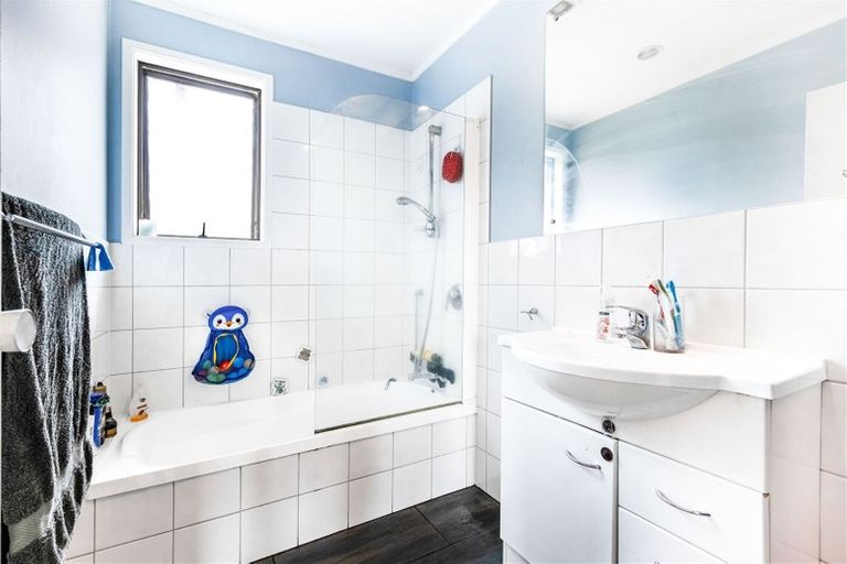 Photo of property in 2/8 Dalmatia Place, Henderson, Auckland, 0612