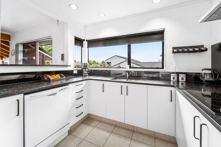 Photo of property in 32 Marina View Drive, West Harbour, Auckland, 0618