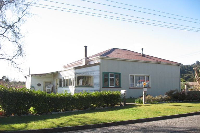 Photo of property in 2 Monteith Street, Ross, 7812