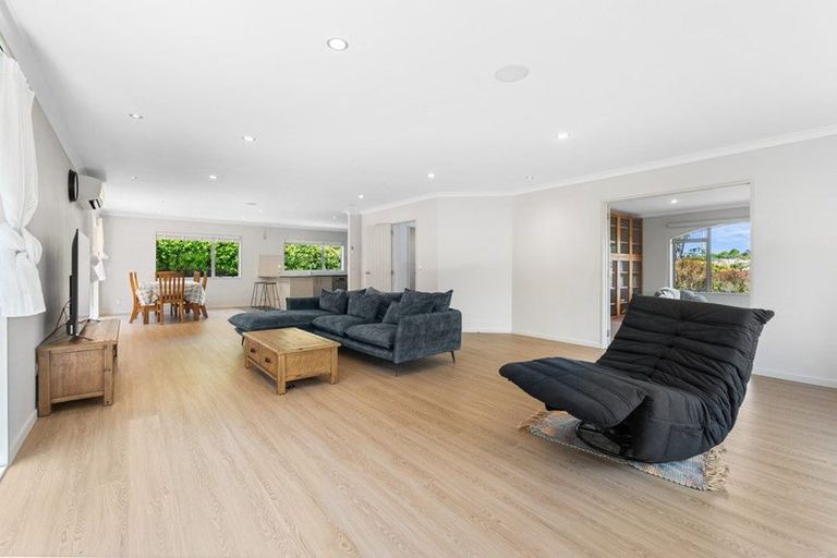 Photo of property in 31 Harrowglen Drive, Northcross, Auckland, 0632