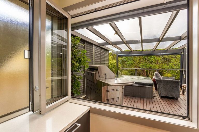 Photo of property in 8 Rauhuia Crescent, Parau, Auckland, 0604