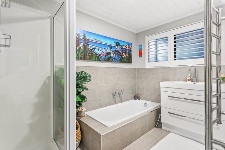 Photo of property in 1/6 Oystergrove Road, West Harbour, Auckland, 0618