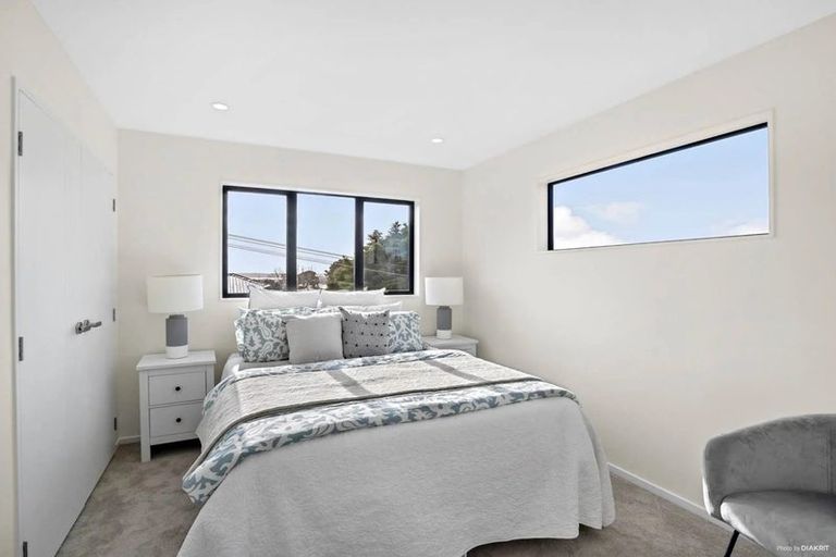 Photo of property in 7b Valron Road, Te Atatu South, Auckland, 0602