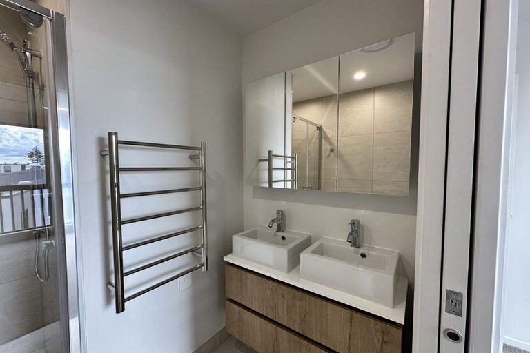 Photo of property in 19 Lyons Avenue, Murrays Bay, Auckland, 0630