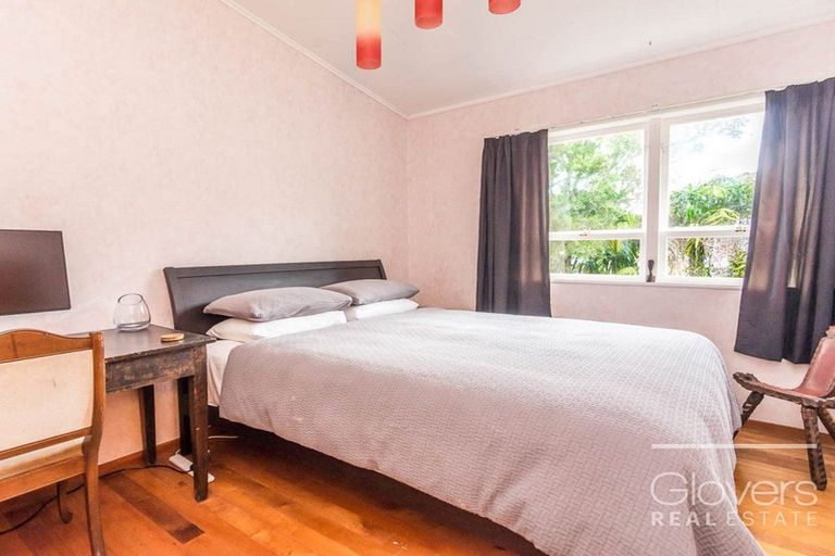 Photo of property in 5 Thuja Street, Green Bay, Auckland, 0604