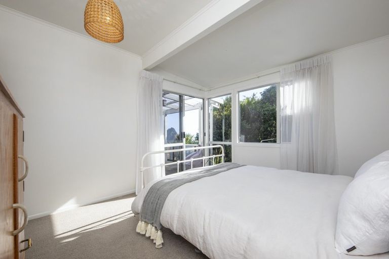 Photo of property in 98 Seaview Road, Piha, New Lynn, 0772