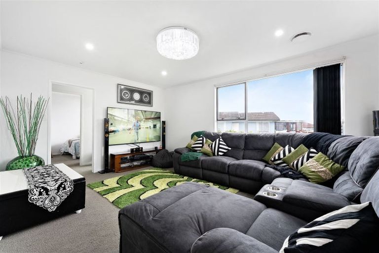 Photo of property in 2/13 Etherton Drive, Weymouth, Auckland, 2103