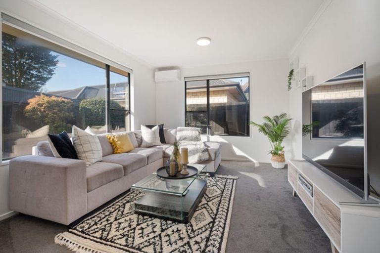 Photo of property in 1/14 Innisfree Place, Northwood, Christchurch, 8051