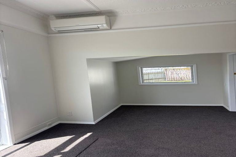 Photo of property in 16 Glendavar Street, Berhampore, Wellington, 6023