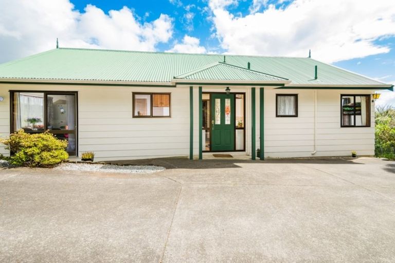 Photo of property in 2/2 Danbury Drive, Torbay, Auckland, 0630