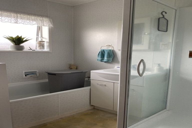 Photo of property in 2/32 Highland Park Drive, Highland Park, Auckland, 2010