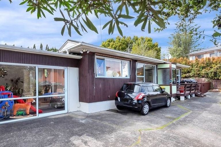 Photo of property in 2/4202a Great North Road, Glendene, Auckland, 0602